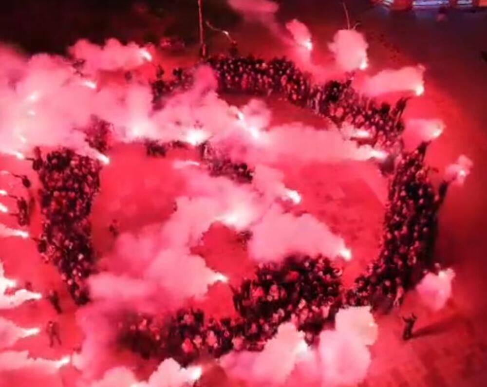 Ljudi telima zaokružili broj 1, pa upalili baklje: Moćna slika iz Čačka (VIDEO)