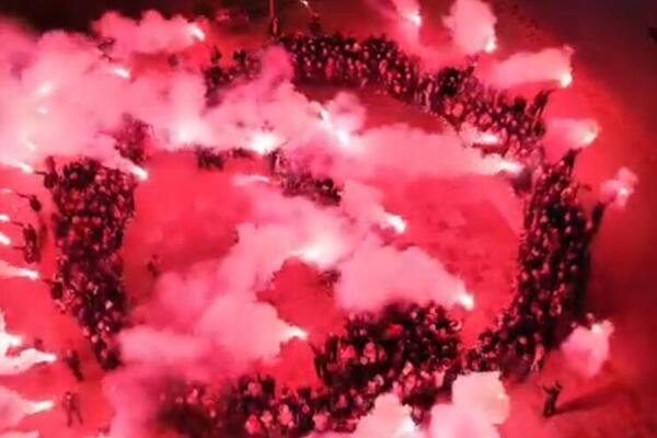 Ljudi telima zaokružili broj 1, pa upalili baklje: Moćna slika iz Čačka (VIDEO)