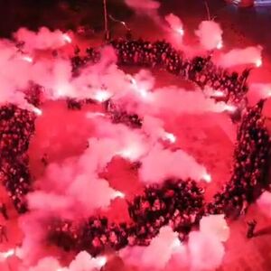 Ljudi telima zaokružili broj 1, pa upalili baklje: Moćna slika iz Čačka (VIDEO)