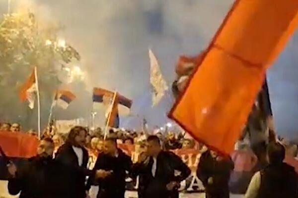 Bajkeri zapalili nebo bakljama: Nezapamćena atmosfera i na Vidikovcu (VIDEO)