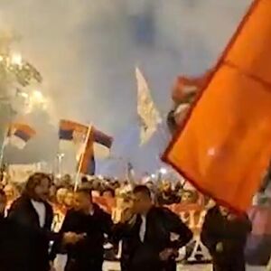Bajkeri zapalili nebo bakljama: Nezapamćena atmosfera i na Vidikovcu (VIDEO)