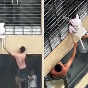 DEVOJČICA VISILA SA 12. SPRATA ZGRADE! Zaglavila se među rešetkama na prozoru, snimak UZNEMIRIO javnost (VIDEO)