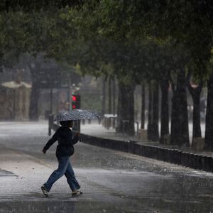 "NE IZLAZITE NI POD KOJIM OKOLNOSTIMA" Monstruozna oluja samo što nije stigla, 161. domaćinstva već BEZ STRUJE!