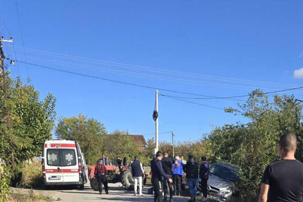 Nesreća kod Žitorađe: Sudarili se automobil i traktor, vatrogasci izvlače muškarca koji je ostao ispod vozila!