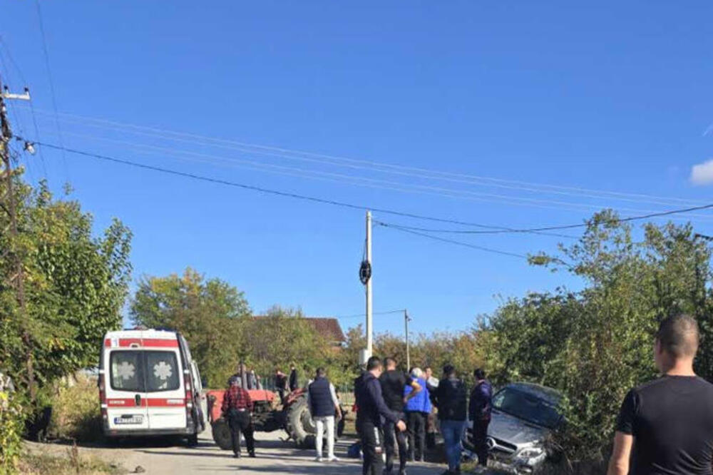 Nesreća kod Žitorađe: Sudarili se automobil i traktor, vatrogasci izvlače muškarca koji je ostao ispod vozila!