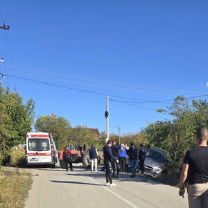 Nesreća kod Žitorađe: Sudarili se automobil i traktor, vatrogasci izvlače muškarca koji je ostao ispod vozila!