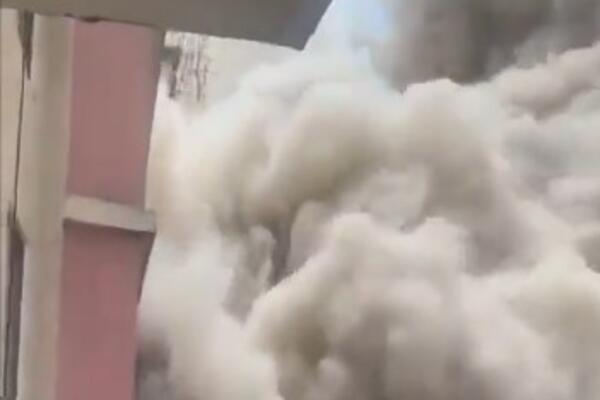 Srušio se soliter u Najrobiju, pao kao kula od karata: Ljudi zarobljeni pod ruševinama! (VIDEO)