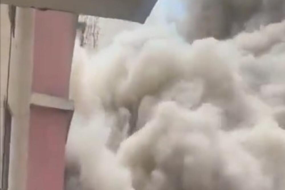 Srušio se soliter u Najrobiju, pao kao kula od karata: Ljudi zarobljeni pod ruševinama! (VIDEO)