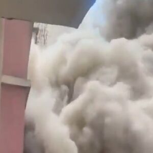 Srušio se soliter u Najrobiju, pao kao kula od karata: Ljudi zarobljeni pod ruševinama! (VIDEO)