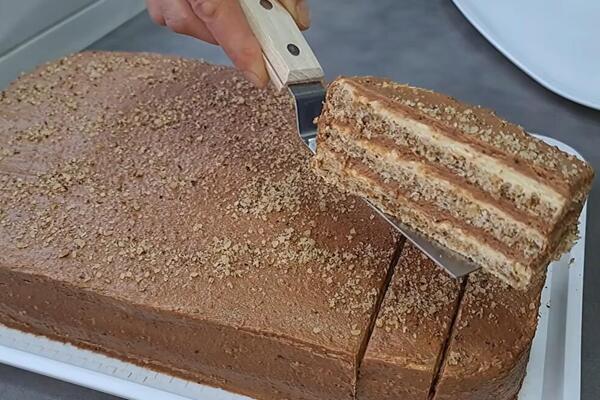 Kraljica slavske trpeze od 6 korica i sa kremastim filom od lešnika: Torta koja mami na parče više