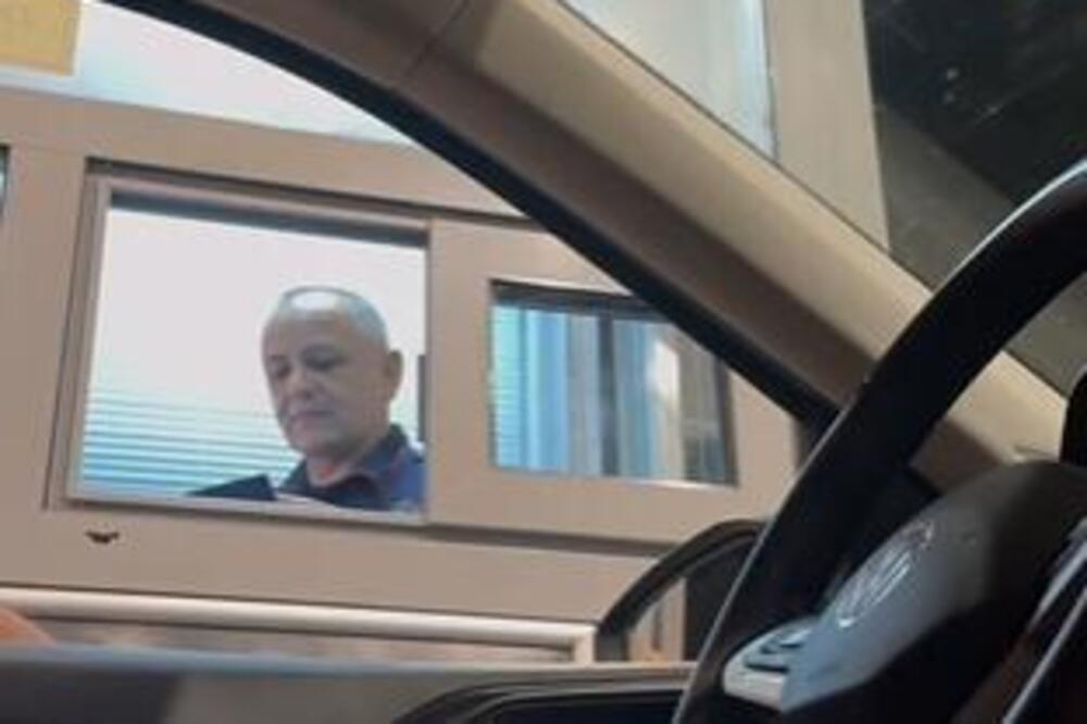 SNIMAK IZ CRNE GORE POSTAO VIRALNI HIT! Nećete verovati šta ovaj graničar RADI usred provere pasoša! (VIDEO)