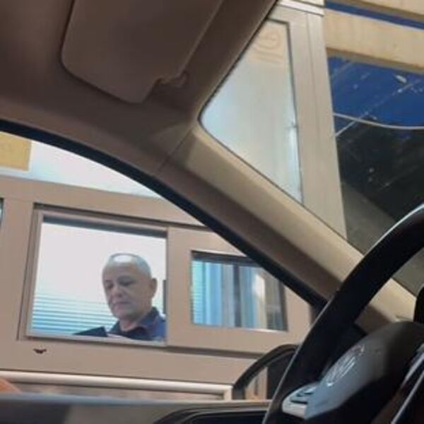 SNIMAK IZ CRNE GORE POSTAO VIRALNI HIT! Nećete verovati šta ovaj graničar RADI usred provere pasoša! (VIDEO)
