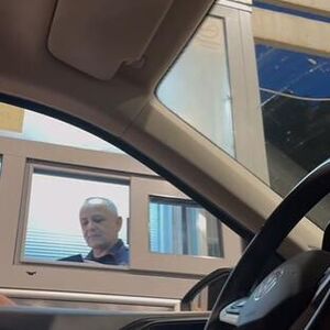 SNIMAK OD 15 SEKUNDI POSTAO HIT! Nećete verovati šta ovaj POLICAJAC PEVA na RADNOM MESTU!