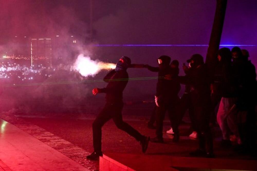 ESKALIRALO! Pogledajte sukob policije i demonstranata u Tirani! Letele kamenice, gumeni meci, šok bombe...