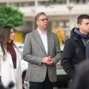 Aleksandar Vučić stigao na biračko mesto: Sa suprugom Tamarom čeka u redu za glasanje (VIDEO)