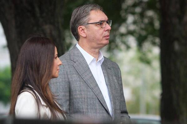Aleksandar Vučić stigao na biračko mesto: Sa suprugom Tamarom čeka u redu za glasanje (VIDEO)