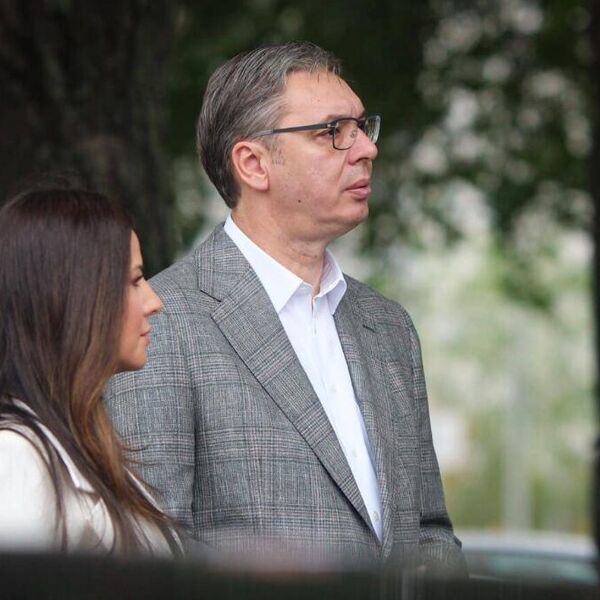Aleksandar Vučić stigao na biračko mesto: Sa suprugom Tamarom čeka u redu za glasanje (VIDEO)