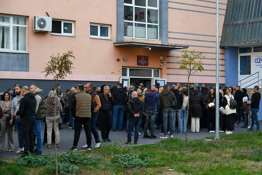 Veliki broj Srba sa KiM krenuo na glasanje: Ogromne gužve na prelazima Jarinje, Merdare i Brnjak (FOTO)