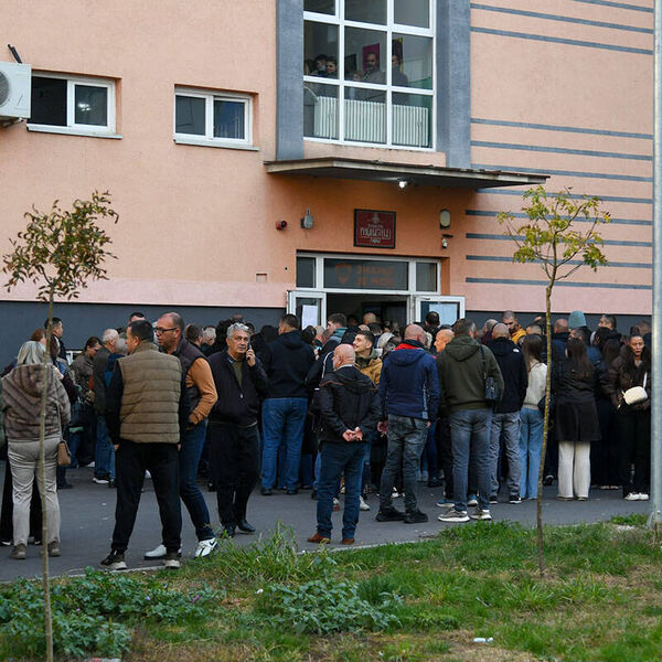 Veliki broj Srba sa KiM krenuo na glasanje: Ogromne gužve na prelazima Jarinje, Merdare i Brnjak (FOTO)