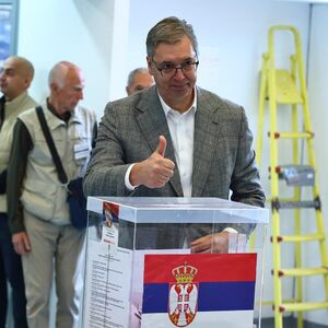 VUČIĆ GLASAO SA SUPRUGOM TAMAROM: Na biračkom mestu na Novom Beogradu čekao u redu! (GALERIJA)