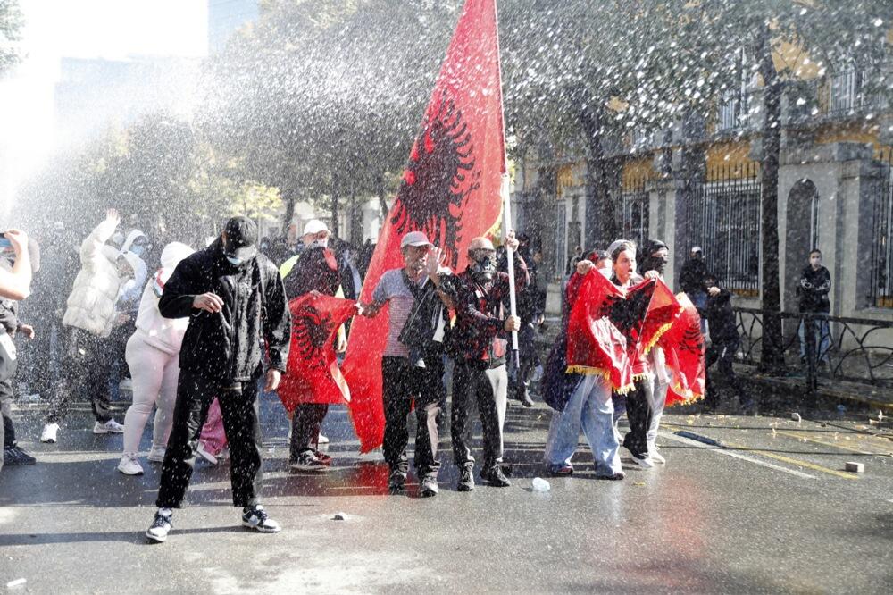 ALBANIJA GORI U PLAMENU BESA! Rama uveo mere protiv "nasilja u urbane anarhije", najavljene drakonske kazne!