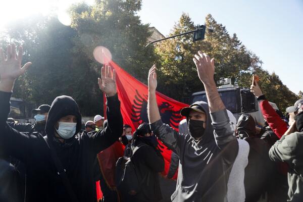Haos na ulicama Tirane: Demonstranti i policija u žestokom okršaju, letele kamenice i suzavci!