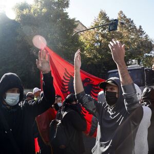 Haos na ulicama Tirane: Demonstranti i policija u žestokom okršaju, letele kamenice i suzavci!