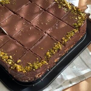 Recept za tortu koja se ne peče, a gotova je za 10 minuta: Jeftina torta za slavu koja svima uspeva!