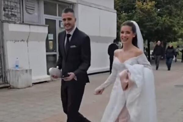 Neverovatan prizor na biračkom mestu: Mladenci došli na glasanje pravo sa venčanja, snimak obišao Srbiju (VIDEO)