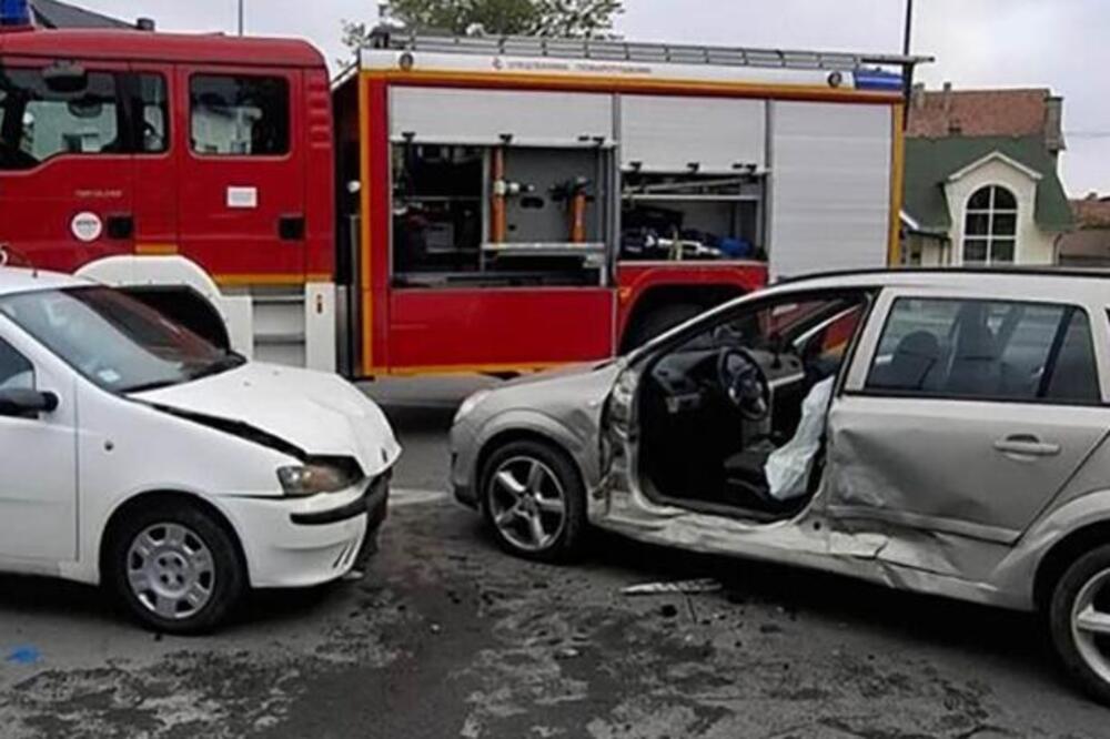 Jeziv sudar u Novom Sadu: Jedna osoba zarobljena u autu, vatrogasci morali da seku vozilo (FOTO)