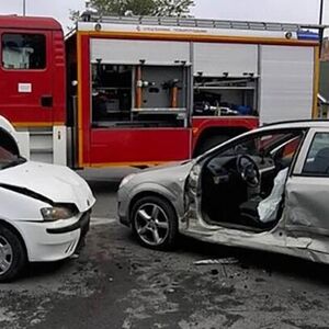 Jeziv sudar u Novom Sadu: Jedna osoba zarobljena u autu, vatrogasci morali da seku vozilo (FOTO)