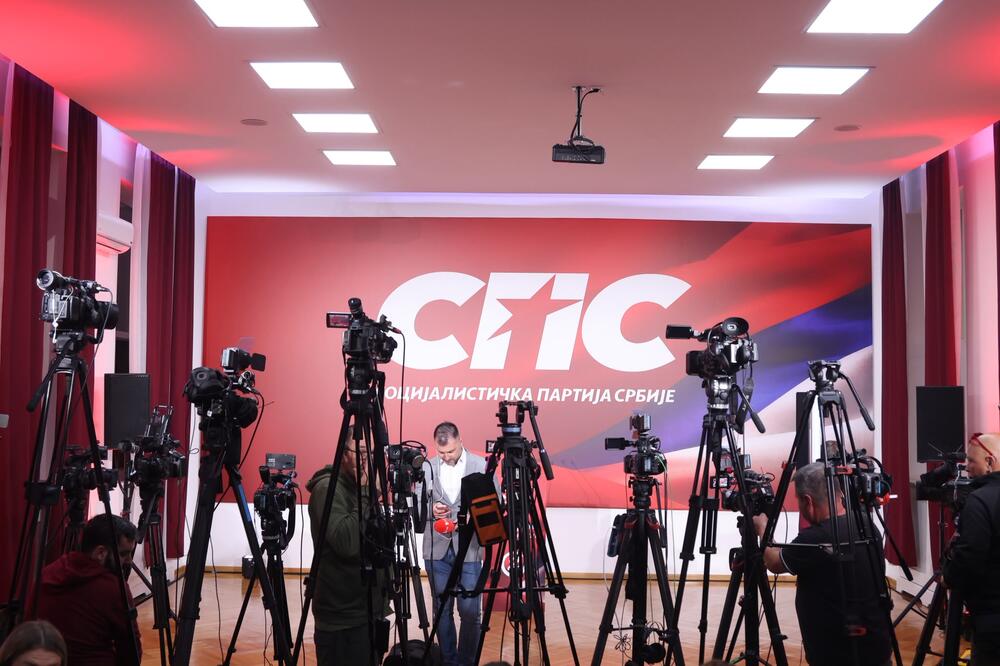 Izneto posluženje u štabu SPS-a: Čeka se dolazak funkcionera (FOTO)
