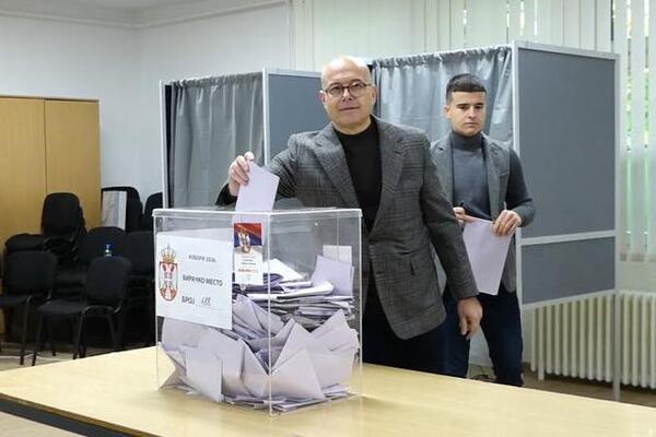 "Jedna želja mi je u fokusu, a to je da sve protekne mirno" Miloš Vučević čekao dva sata da glasa