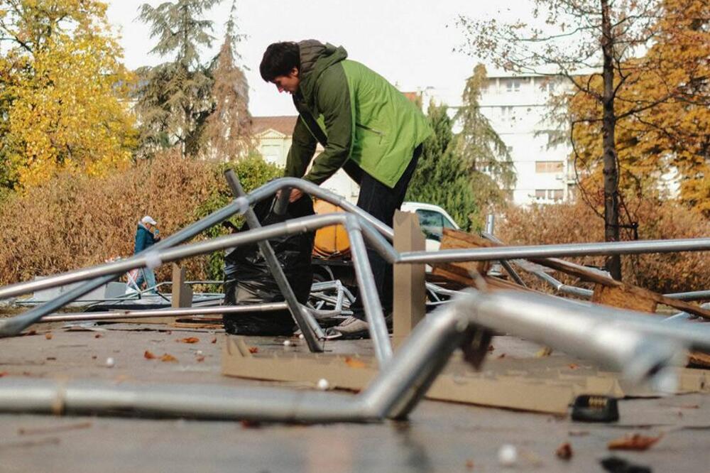 Uklanjaju se šatori, metalne konstrukcije, stolovi, stolice: Krenulo raščišćavanje Pionirskog parka