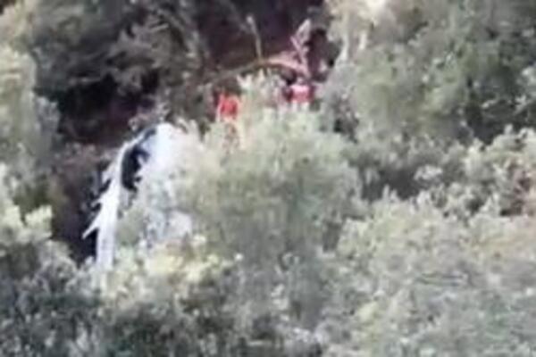 Autobus se survao niz liticu! Strašna nesreća, povređeno 87 osoba, dramatični snimci spasavanja ljudi (VIDEO)