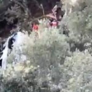 Autobus se survao niz liticu! Strašna nesreća, povređeno 87 osoba, dramatični snimci spasavanja ljudi (VIDEO)