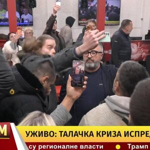 Dragana Vučićevića izveli iz zgrade "Informera": Pojavio se snimak iz drugog ugla, ovo su detalji (VIDEO)