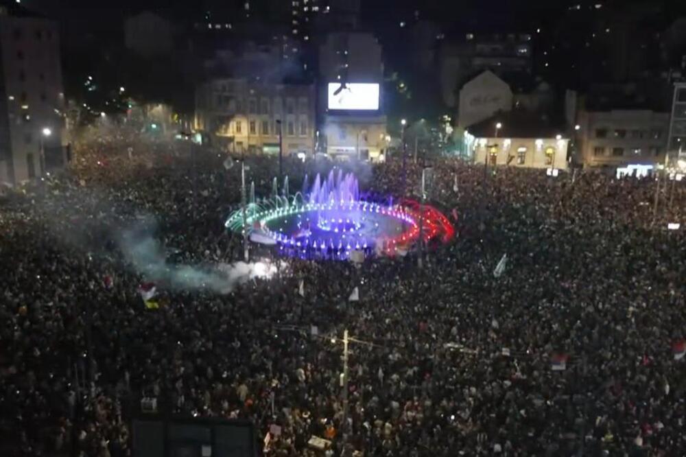 Pristalice Studentske liste proslavljaju pobedu na Slaviji: Saobraćaj potpuno zatvoren na Trgu (FOTO)