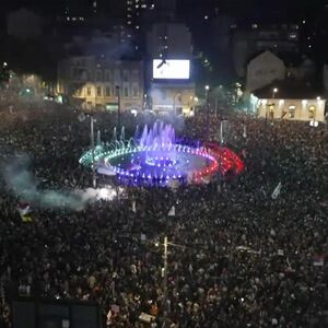 Pristalice Studentske liste proslavljaju pobedu na Slaviji: Saobraćaj potpuno zatvoren na Trgu (FOTO)