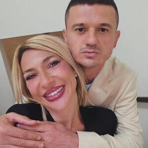 VRELIJE OD OVOGA NE MOŽE! Jovana Jeremić u ČIPKI I NAJKRAĆEM MINIĆU, sve se ocrtava, dok Tigar iza nje... (FOTO)