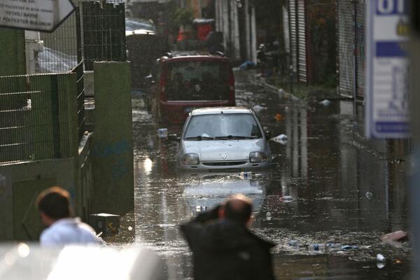 Istanbul na udaru obilnih padavina! Ulice se pretvorile u reke, nadvožnjaci u jezera, a meteorolog upozorava na...