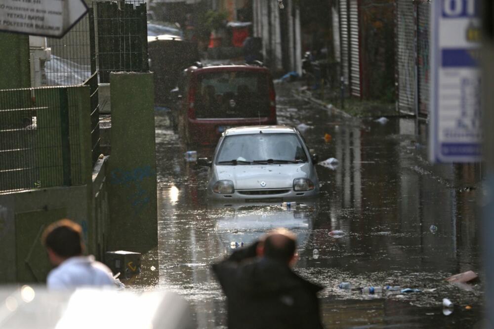 Istanbul na udaru obilnih padavina! Ulice se pretvorile u reke, nadvožnjaci u jezera, a meteorolog upozorava na...