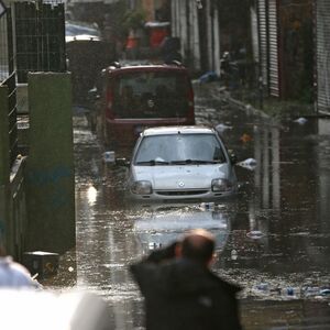 Istanbul na udaru obilnih padavina! Ulice se pretvorile u reke, nadvožnjaci u jezera, a meteorolog upozorava na...