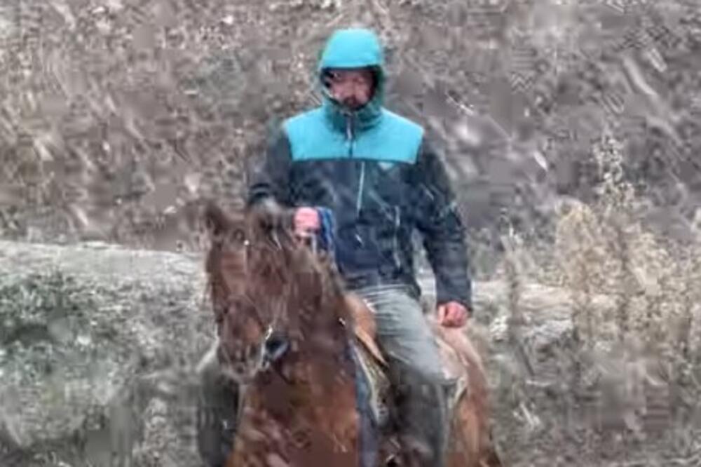 Jaše konja dok sneg veje: Nestavaran prizor na Bjelasici, ljude uhvatilo jako nevreme! (VIDEO)