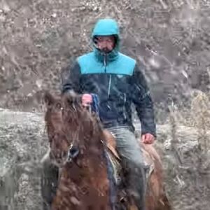 Jaše konja dok sneg veje: Nestavaran prizor na Bjelasici, ljude uhvatilo jako nevreme! (VIDEO)