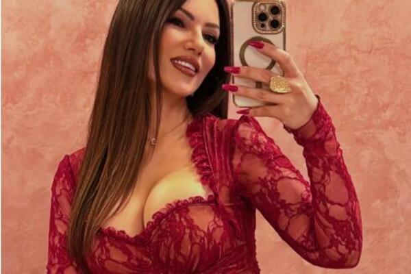 PUKLA TIKVA! NAŠA PEVAČICA OSTAVILA MOĆNIKA Iznela je ŠOKANTNE STVARI u javnost: "SAMO SAM UZELA NOVČANIK I OTIŠLA"