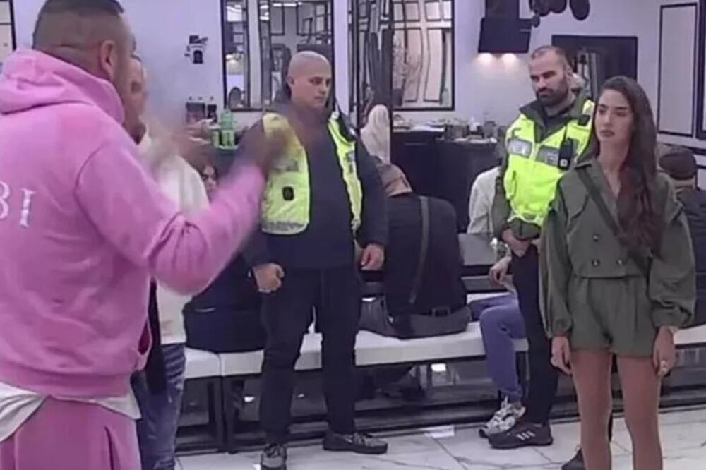 "TI SI JEDNA PI**A OBIČNA, ŽENA U TRENERCI": Eskaliralo između Anđele i Cara, OVAKVE UVREDE JOŠ NISTE ČULI