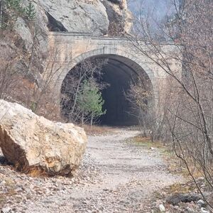 Ovako danas izgleda tunel u kom je sniman kultni srpski film: Obilaze ga samo slučajni prolaznici (FOTO)
