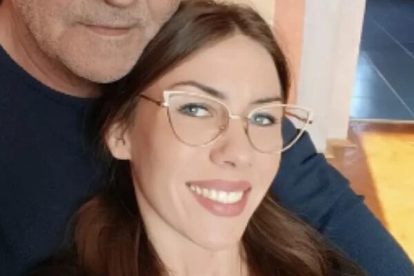 DEKA JOJ STAVIO RUKE PREKO MLADIH GRUDI! "Miljenica starijih" ponovo u vezi - Pogledajte samo đuvegiju (FOTO)