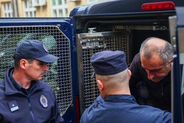 Optuženi za ubistvo Danke Ilić stigli u sud, Srđan i Dejan sa lisicama na rukama: Roditelji došli ranije FOTO
